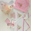 Set Trusou botez baieti si fete complet cu 9 piese ,body , lumanare cu jucarie disney , presonalizat prin brodeie cu text, nume , data, imagine