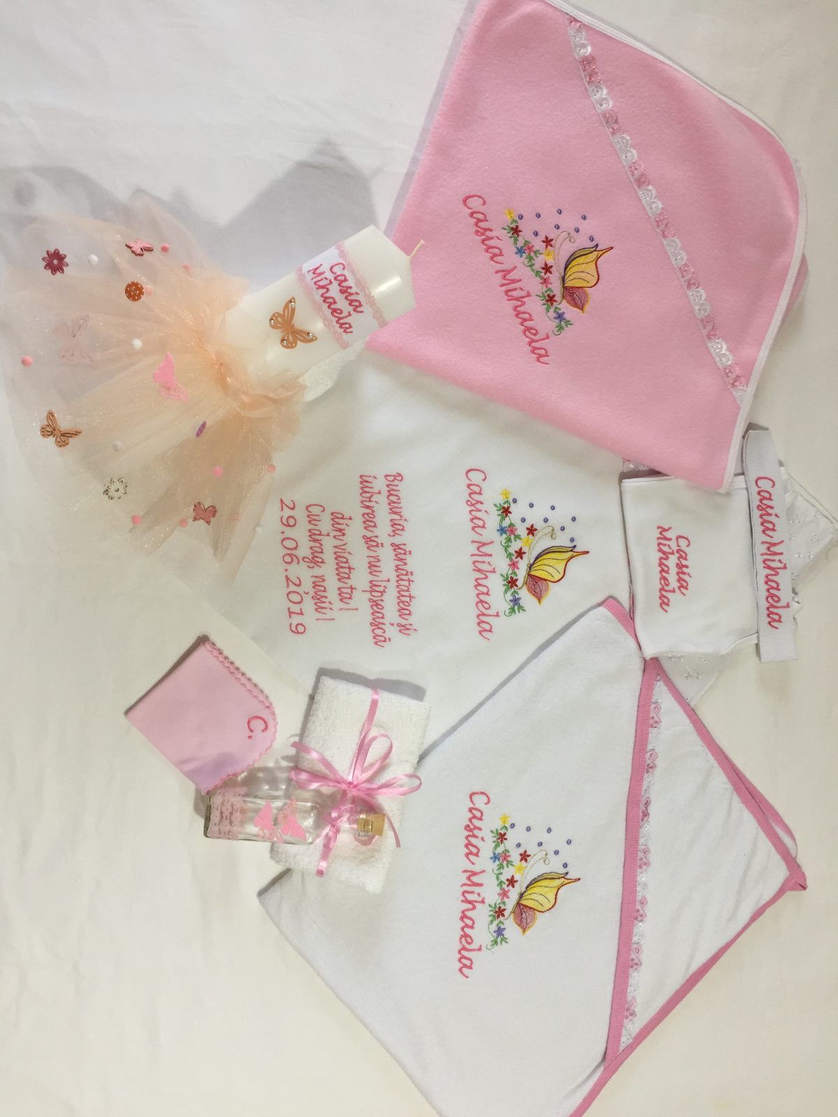 Set Trusou botez baieti si fete complet cu 9 piese ,body , lumanare cu jucarie disney , presonalizat prin brodeie cu text, nume , data, imagine