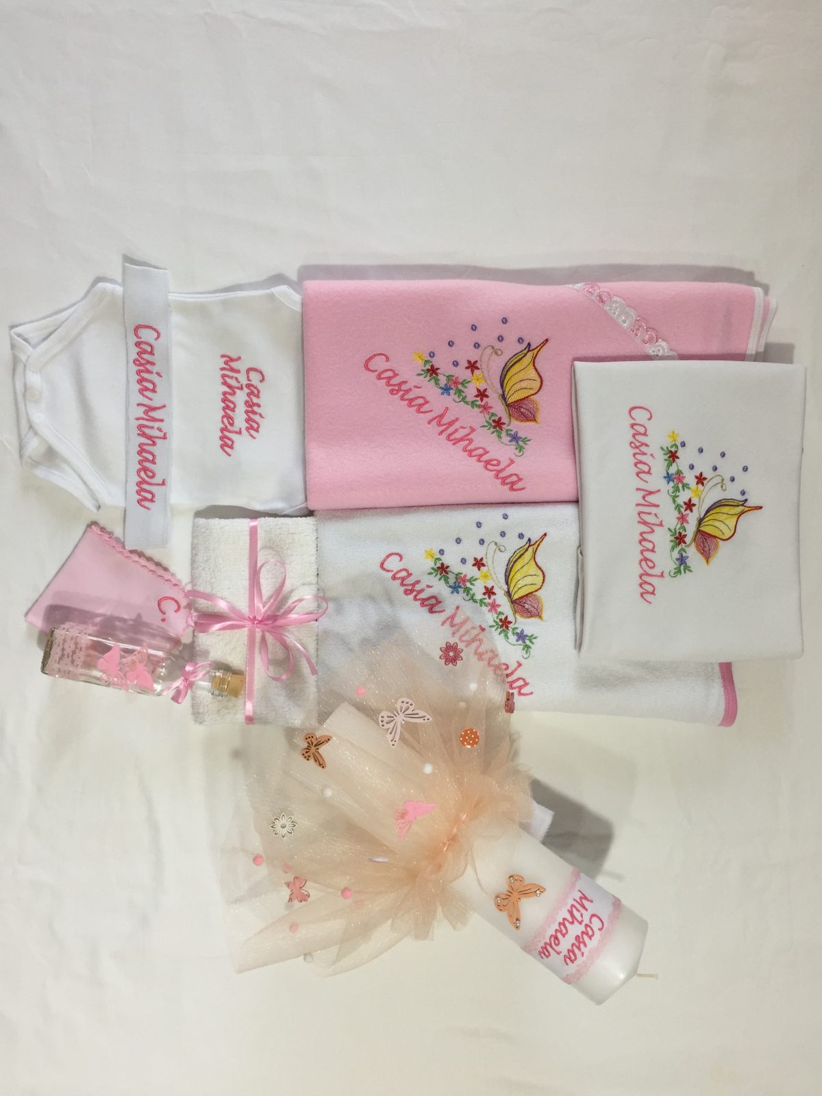 Set Trusou botez baieti si fete complet cu 9 piese ,body , lumanare cu jucarie disney , presonalizat prin brodeie cu text, nume , data, imagine