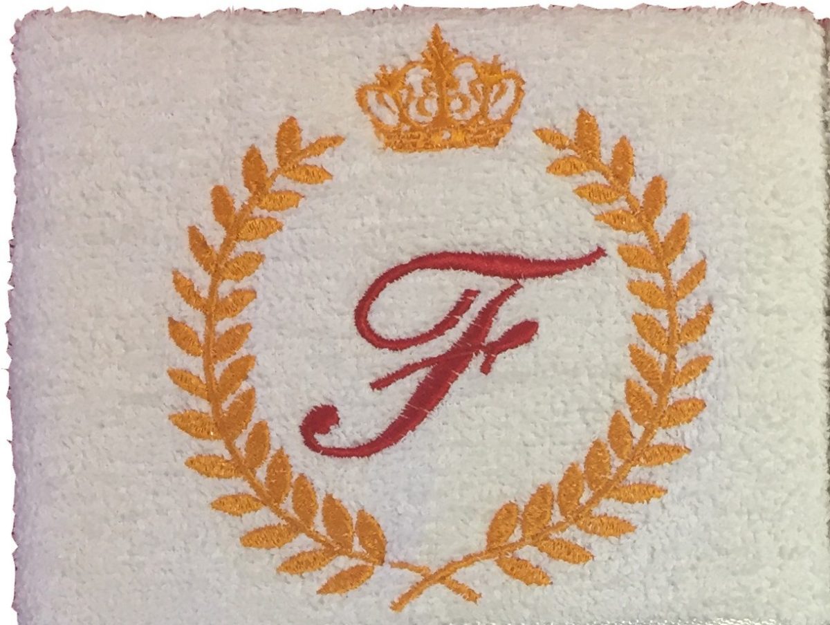 Set 2 prosoape baie personalizat prin broderie cu initiale si coroana pentru el si ea.
