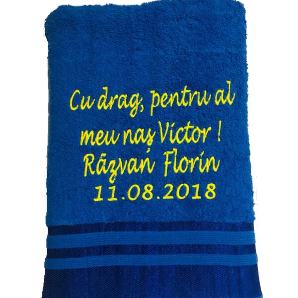 Prosop de baie albastru personalizat prin broderie cu text nume si data