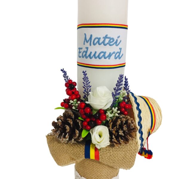 Lumanare botez traditionala cu tricolor personalizata prin broderie cu nume.