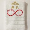 Set 2 prosoape de baie alb 70 x 140 cm personalizat prin broderie cu coroana text si nume "sot si sotie"
