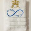 Set 2 prosoape de baie alb 70 x 140 cm personalizat prin broderie cu coroana text si nume "sot si sotie"