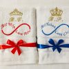 Set 2 prosoape de baie alb 70 x 140 cm personalizat prin broderie cu coroana text si nume "sot si sotie"
