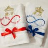 Set 2 prosoape de baie alb 70 x 140 cm personalizat prin broderie cu coroana text si nume "sot si sotie"
