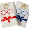Set 2 prosoape de baie alb 70 x 140 cm personalizat prin broderie cu coroana text si nume "sot si sotie"