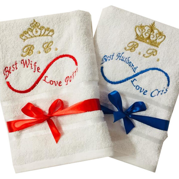 Set 2 prosoape de baie alb 70 x 140 cm personalizat prin broderie cu coroana text si nume "sot si sotie"